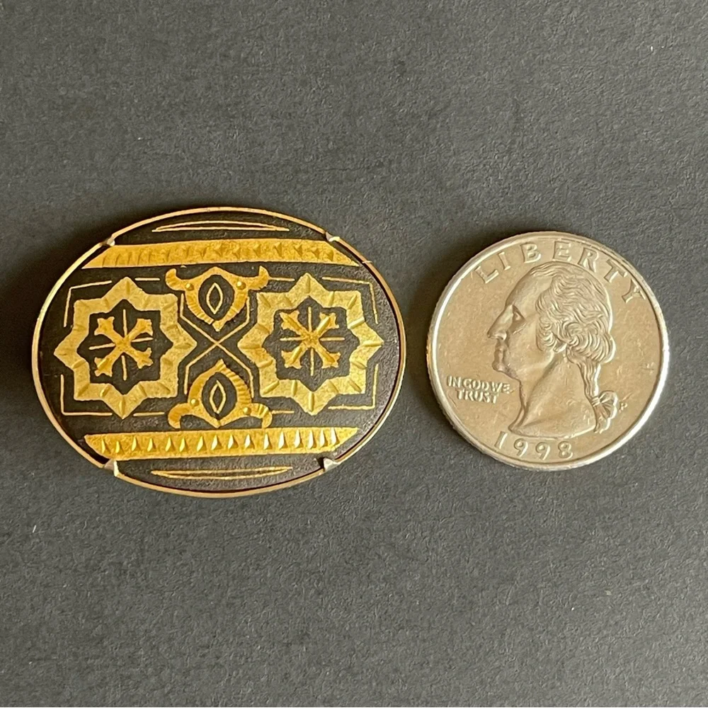 Vintage Oval damascene black & gold brooch. - Picture 7 of 7